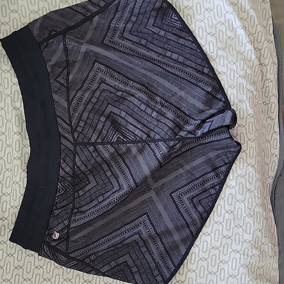 Fabletics geometric running shorts - Picture 3 of 4